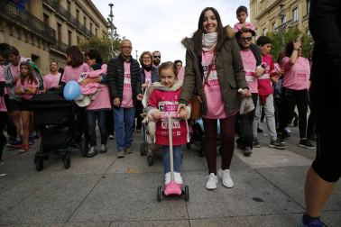 Imágenes de la carrera solidaria contra el cáncer de mama organizada por Saray.