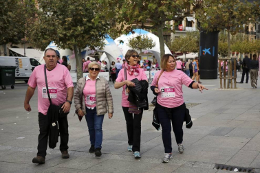 Imágenes de la carrera solidaria contra el cáncer de mama organizada por Saray.