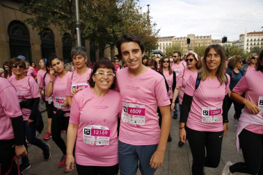 Imágenes de la carrera solidaria contra el cáncer de mama organizada por Saray.