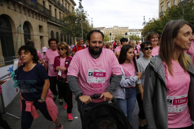 Imágenes de la carrera solidaria contra el cáncer de mama organizada por Saray.