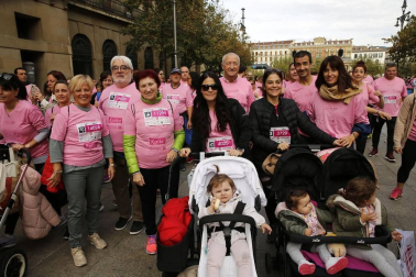 Imágenes de la carrera solidaria contra el cáncer de mama organizada por Saray.