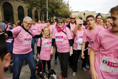Imágenes de la carrera solidaria contra el cáncer de mama organizada por Saray.