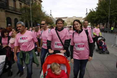 Imágenes de la carrera solidaria contra el cáncer de mama organizada por Saray.