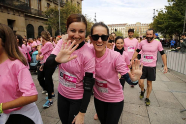 Imágenes de la carrera solidaria contra el cáncer de mama organizada por Saray.