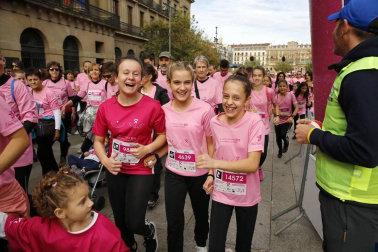 Imágenes de la carrera solidaria contra el cáncer de mama organizada por Saray.