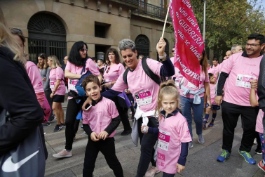 Imágenes de la carrera solidaria contra el cáncer de mama organizada por Saray.