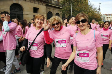 Imágenes de la carrera solidaria contra el cáncer de mama organizada por Saray.