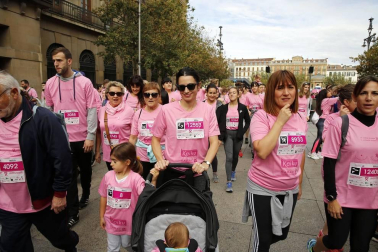 Imágenes de la carrera solidaria contra el cáncer de mama organizada por Saray.