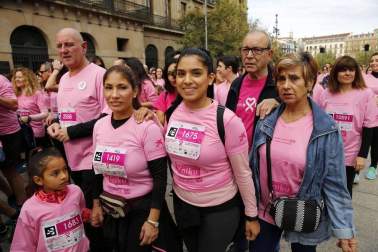 Imágenes de la carrera solidaria contra el cáncer de mama organizada por Saray.