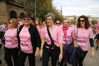Imágenes de la carrera solidaria contra el cáncer de mama organizada por Saray.