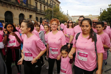 Imágenes de la carrera solidaria contra el cáncer de mama organizada por Saray.