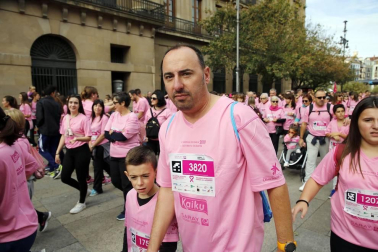 Imágenes de la carrera solidaria contra el cáncer de mama organizada por Saray.