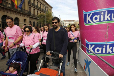 Imágenes de la carrera solidaria contra el cáncer de mama organizada por Saray.