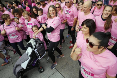 Imágenes de la carrera solidaria contra el cáncer de mama organizada por Saray.