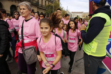 Imágenes de la carrera solidaria contra el cáncer de mama organizada por Saray.