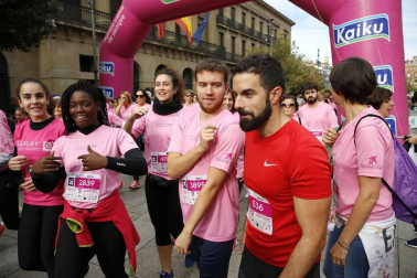 Imágenes de la carrera solidaria contra el cáncer de mama organizada por Saray.