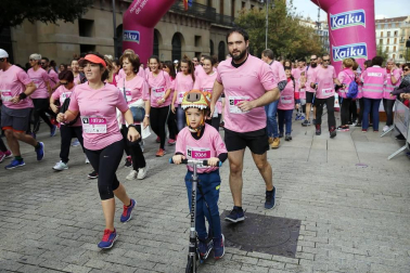 Imágenes de la carrera solidaria contra el cáncer de mama organizada por Saray.