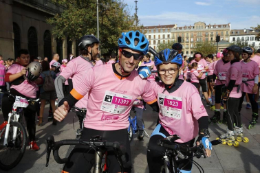 Imágenes de la carrera solidaria contra el cáncer de mama organizada por Saray.