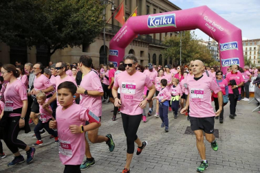 Imágenes de la carrera solidaria contra el cáncer de mama organizada por Saray.