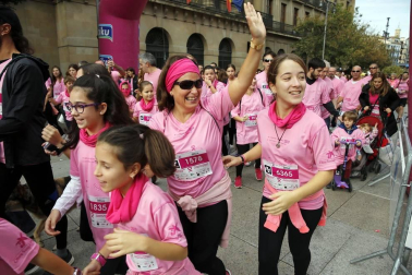 Imágenes de la carrera solidaria contra el cáncer de mama organizada por Saray.