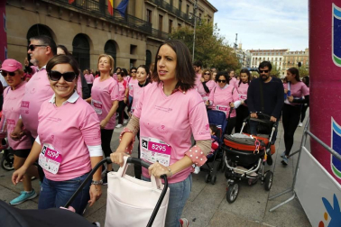 Imágenes de la carrera solidaria contra el cáncer de mama organizada por Saray.