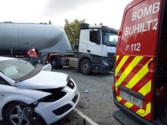 Una persona ha resultado herida este viernes por la mañana al chocar con su turismo contra un camión en la NA-240 A, junto al polígono industrial de Berrioplano.