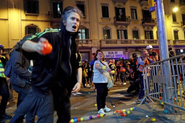Fotos de la concentración convocada por los CDR en Barcelona frente a la Jefatura de la Policía Nacional en la Vía Laietana