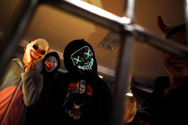 La tradición de acudir al cementerio y comer buñuelos en el Día de los Difuntos se ha enriquecido en los últimos años con aportaciones más festivas de otras culturas, como los disfraces y las calabazas del Halloween estadounidense o las catrinas y altares mexicanos.