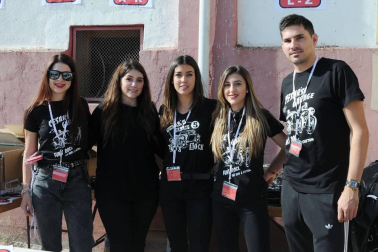 La localidad navarra celebró el pasado fin de semana la sexta edición del 'Cesar's Garage - Funes Rock Festival'. Una fiesta que atrajo hasta el pueblo a muchos aficionados del universo 'rockabilly' y que llenó la localidad de música y de coches de colección.