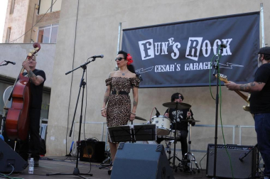 La localidad navarra celebró el pasado fin de semana la sexta edición del 'Cesar's Garage - Funes Rock Festival'. Una fiesta que atrajo hasta el pueblo a muchos aficionados del universo 'rockabilly' y que llenó la localidad de música y de coches de colección.