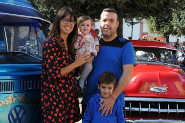 La localidad navarra celebró el pasado fin de semana la sexta edición del 'Cesar's Garage - Funes Rock Festival'. Una fiesta que atrajo hasta el pueblo a muchos aficionados del universo 'rockabilly' y que llenó la localidad de música y de coches de colección.
