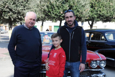 La localidad navarra celebró el pasado fin de semana la sexta edición del 'Cesar's Garage - Funes Rock Festival'. Una fiesta que atrajo hasta el pueblo a muchos aficionados del universo 'rockabilly' y que llenó la localidad de música y de coches de colección.