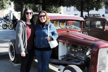 La localidad navarra celebró el pasado fin de semana la sexta edición del 'Cesar's Garage - Funes Rock Festival'. Una fiesta que atrajo hasta el pueblo a muchos aficionados del universo 'rockabilly' y que llenó la localidad de música y de coches de colección.