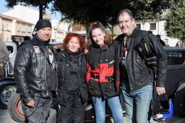 La localidad navarra celebró el pasado fin de semana la sexta edición del 'Cesar's Garage - Funes Rock Festival'. Una fiesta que atrajo hasta el pueblo a muchos aficionados del universo 'rockabilly' y que llenó la localidad de música y de coches de colección.