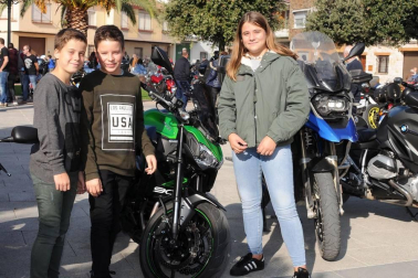 La localidad navarra celebró el pasado fin de semana la sexta edición del 'Cesar's Garage - Funes Rock Festival'. Una fiesta que atrajo hasta el pueblo a muchos aficionados del universo 'rockabilly' y que llenó la localidad de música y de coches de colección.