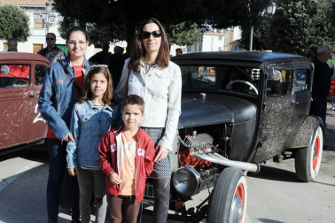 La localidad navarra celebró el pasado fin de semana la sexta edición del 'Cesar's Garage - Funes Rock Festival'. Una fiesta que atrajo hasta el pueblo a muchos aficionados del universo 'rockabilly' y que llenó la localidad de música y de coches de colección.