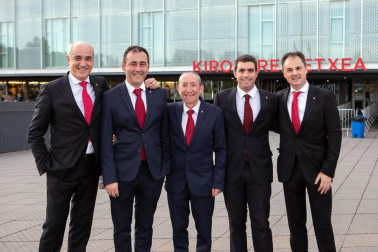 La Pamplonesa continua celebrando su centenario, en este caso con un espectacular concierto en el que estuvo acompañado por los gaiteros y txistularis municipales, el grupo de danza Duguna, la Comparsa de Gigantes y Cabezudos de Pamplona, el Orfeón pamplonés y los cantantes Javier Erro, Natalia Lacunza y Serafín Zubiri.