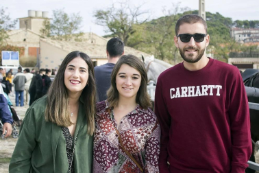 Tafalla vivió el pasado fin de semana una de sus citas festivas más tradicionales: las ferias de ganado caballar de octubre. Además de poder disfrutar de los ejemplares equinos, vecinos y visitantes pasaron una amena jornada gracias a la feria de artesanía y agroalimentación, las degustaciones de productos, las demostraciones de oficios o las visitas guiadas. Además, también se realizó la tradicional entrega del 'cuto divino' rifado en las ferias de febrero.