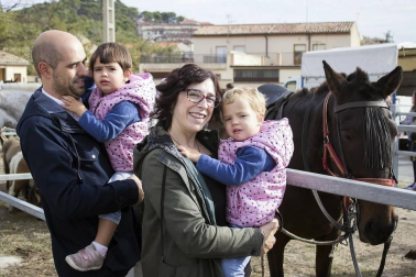 Tafalla vivió el pasado fin de semana una de sus citas festivas más tradicionales: las ferias de ganado caballar de octubre. Además de poder disfrutar de los ejemplares equinos, vecinos y visitantes pasaron una amena jornada gracias a la feria de artesanía y agroalimentación, las degustaciones de productos, las demostraciones de oficios o las visitas guiadas. Además, también se realizó la tradicional entrega del 'cuto divino' rifado en las ferias de febrero.