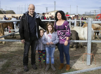 Tafalla vivió el pasado fin de semana una de sus citas festivas más tradicionales: las ferias de ganado caballar de octubre. Además de poder disfrutar de los ejemplares equinos, vecinos y visitantes pasaron una amena jornada gracias a la feria de artesanía y agroalimentación, las degustaciones de productos, las demostraciones de oficios o las visitas guiadas. Además, también se realizó la tradicional entrega del 'cuto divino' rifado en las ferias de febrero.