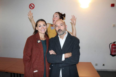 La compañía Markeliñe presentó el sábado 26 de octubre su obra 'Euria (Lluvia)' en el escenario de la Casa de Cultura de Aoiz. Un espectáculo para todos los públicos en el que se mezcla danza y teatro. La obra habla sobre qué sentimos cuando queremos algo y lo perdemos, así como sobre la capacidad de superación.