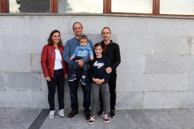 La compañía Markeliñe presentó el sábado 26 de octubre su obra 'Euria (Lluvia)' en el escenario de la Casa de Cultura de Aoiz. Un espectáculo para todos los públicos en el que se mezcla danza y teatro. La obra habla sobre qué sentimos cuando queremos algo y lo perdemos, así como sobre la capacidad de superación.