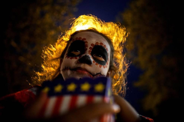 La tradición de acudir al cementerio y comer buñuelos en el Día de los Difuntos se ha enriquecido en los últimos años con aportaciones más festivas de otras culturas, como los disfraces y las calabazas del Halloween estadounidense o las catrinas y altares mexicanos.