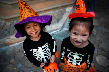 La tradición de acudir al cementerio y comer buñuelos en el Día de los Difuntos se ha enriquecido en los últimos años con aportaciones más festivas de otras culturas, como los disfraces y las calabazas del Halloween estadounidense o las catrinas y altares mexicanos.