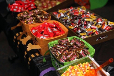 La tradición de acudir al cementerio y comer buñuelos en el Día de los Difuntos se ha enriquecido en los últimos años con aportaciones más festivas de otras culturas, como los disfraces y las calabazas del Halloween estadounidense o las catrinas y altares mexicanos.