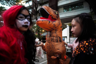 La tradición de acudir al cementerio y comer buñuelos en el Día de los Difuntos se ha enriquecido en los últimos años con aportaciones más festivas de otras culturas, como los disfraces y las calabazas del Halloween estadounidense o las catrinas y altares mexicanos.