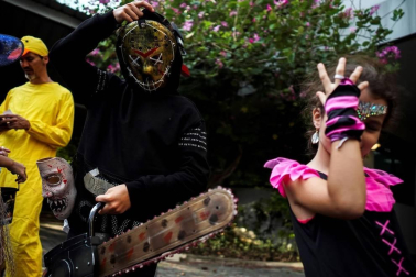 La tradición de acudir al cementerio y comer buñuelos en el Día de los Difuntos se ha enriquecido en los últimos años con aportaciones más festivas de otras culturas, como los disfraces y las calabazas del Halloween estadounidense o las catrinas y altares mexicanos.