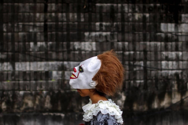La tradición de acudir al cementerio y comer buñuelos en el Día de los Difuntos se ha enriquecido en los últimos años con aportaciones más festivas de otras culturas, como los disfraces y las calabazas del Halloween estadounidense o las catrinas y altares mexicanos.