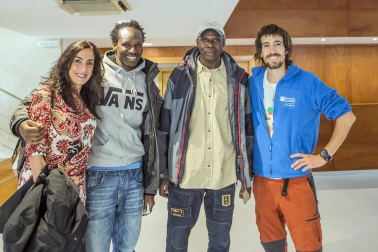 Caritas Interparroquial organizó en la Casa de Cultura de Burlada el VII Festival Solidario: Burlada Pobreza Cero. Un espectáculo con fines solidarios en el que participaron grupos musicales y de baile de Burlada y otros países.