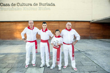 Caritas Interparroquial organizó en la Casa de Cultura de Burlada el VII Festival Solidario: Burlada Pobreza Cero. Un espectáculo con fines solidarios en el que participaron grupos musicales y de baile de Burlada y otros países.